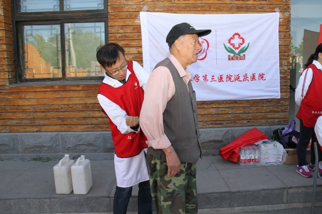 医生为前来咨询的老人检查.JPG