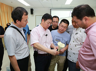 京津冀骨科学术会议在我院举行图为周方（左二）同与会专家共同讨论中。.jpg